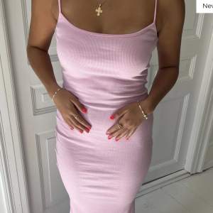 helt ny rosa klänning fr design by si väldigt lik skims. Säljer för 370kr. 