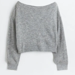 Off shoulder tröja - Fin off shoulder tröja från h&m som tyvär inte kommer till användning längre! Fint skick då det inte använts mycket💗💗