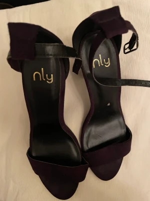 Svarta classiska klackar - Svarta klackskor från Nelly bra skick