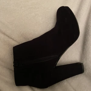 Klackade svarta boots - High heel black boots used in swade from new look in size 40 (39) 