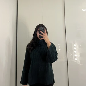 Stickad tröja - Hej, säljer denna underbara polotröjan i en fin mörkgrön färg perfekt till hösten. 