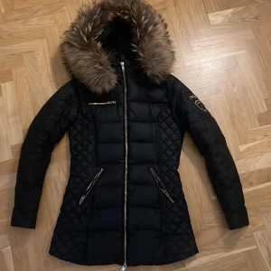 Vinter jacka - Säljer min rockandblue vinterjacka med äkta päls i strl 32.. Den går ner till precis under rumpan. Som ny