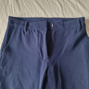 Kostymbyxor - Blåa kostymbyxor från gant i storlek 34. I fint men använt skick.  Köparen står för frakten