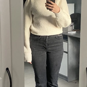 Stickad tröja - Säljer denna stickade tröja från monki för att den har blivit för liten. Skriv för fler bilder, pris kan diskuteras. Den är beige/vit, krämvit kanske man säger
