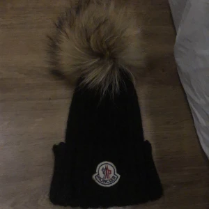 Moncler mössa - Använt 1 gång