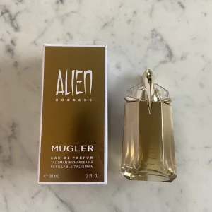 Alien Goddess Mugler  - Säljer min nya parfym Alien Goddess Mugler 60 ml! 2 sprut använda endast. Doftar supergott och fräscht. Nypris ca 900 kr. Fraktas i org. förpackning och bubbelplast! 