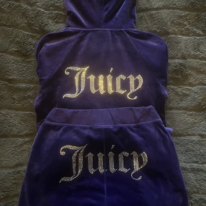 Juicy couture set - Jättefint mörklila juicy set.  Byxorna säljer jag för 500. Tröjan för 250 pga att en söm gått upp (se bild), det går fortfarande att knäppa den och lätt att fixa. Byxorna i storlek xs Koftan är storlek S men liten i storlek Båda för 700