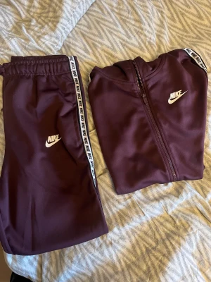 Nike dress - Detta är en helt oanvänd dress från Nike, storlek 158-170 cm.  100% polyester. 