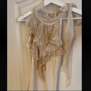 Morgan Topp - Snygg crémefärgad morgan topp med spets. Ingen storlekslapp men den sitter som S-M. Kontakta för fler bilder eller frågor🌸