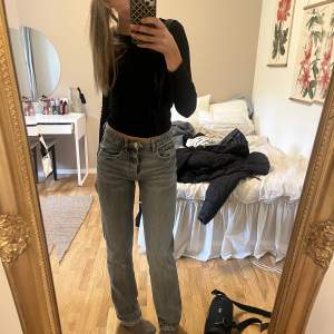 Zarah mid Rise straight jeans. Ett hål på ena knät därav priset 