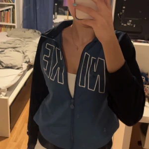 Nike kofta - Jätte snygg Nike kofta som jag säljer för att den är för kort i armarna och inte kommit till användning. Köpt på sellpy. Bara att fråga om mått! Köparen står för frakt 💕 