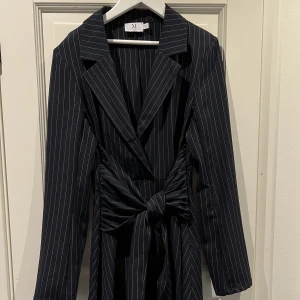 Kostymklänning - Mörkblå och vitrandig klänning. Sparsamt använd 