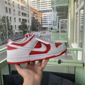 Nike dunk low championship red 2021 - Grymt bra skick (9/10), storlek 46! Med enbart en liten crease på toeboxen men inte någon synlig heel drag! Ny pris är 2300kr (StockX), mitt pris är enbart en bråkdel! Priset är prutbart vid snabb affär! Fråga gärna efter flera bilder! Låda finns inte