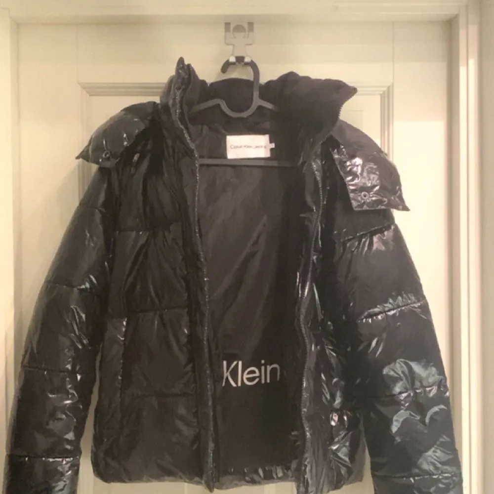 Calvin Klein jacka i storlek S. I nyskick då den är använd endast fåtal gånger. Säljer för 1200 kr.. Jackor.