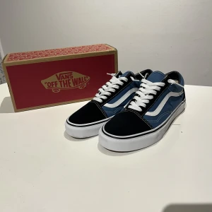 Vans skor (helt nya) - Tja, nu säljer jag mina feta Vans skor som är helt nya och är aldrig använda. Nypriset ligger på 849. Jag säljer de för de va för små för mig. Låda ingår. Om du har någon fråga får du gärna ställa den/ mvh Hugo😁