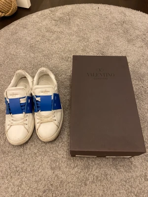 Valentino skor - Hej! Säljer mina Valentinos Skick 7/10) säljer för dom är för små😊 Köpt för ca 7300   Säljs för 2700 pris kan diskuteras vid snabb afärr  😊 Tveka inte på att höra av dig om du har någon fråga😊