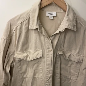 Beige Jeansjacka🌟 - Supersöt beige tunnare jacka i jeansjackemodell❤️‍🔥det är en storlek S men passar mer M/L