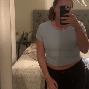 tshirt - Säljer denna jättefina t/shortsen så fin färg och passar med det mesta❤️‍🔥 