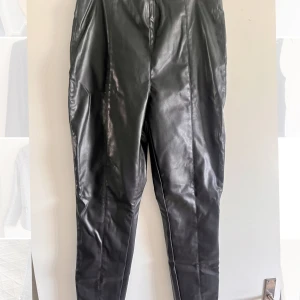 Skinnbyxor - Skinnbyxor ifrån H&M, storlek 42, passar 40. 