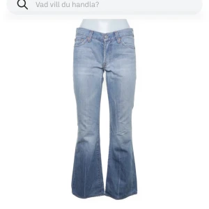 Ljusblå lågmidjade jeans - Sååå snygga och trendiga lågmidjade jeans från 7 for all mankind. Köpt på sellpy och är som nyskick, säljer pga att de va lite för små för mig💕Nypris 700kr
