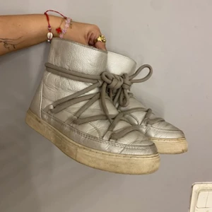 Inuikii skor🍂 - Hej säljer mina fina inuikii vinter skor har haft dom 1 vinter bara jätte sköna och varma perfekt vinter skor💕jag tvättar dom innan jag säljer dom men jätte sköna fina skor ifall!! Skriv privat för mera frågor eller bilder🍂