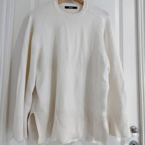 Tröja - Bikbok  -  fin och elegant tröja från Bikbok i storlek S. Tröjan kommer dessvärre inte till användning, så förhoppningsvis kan någon annan bära denna fina tröja med kärlek. Köpt nyligen, använt 3 gånger typ. Färgen är mer krämvit som på modellen. Stor i storlek! 