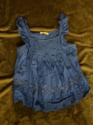 Blå blus - Säljer denna jätte fina blus från mango då den inte kommer till användning längre💘