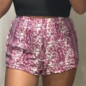 Mjuka shorts  - Supermysiga korta shorts från Bikbok. Har inte använts på ett tag