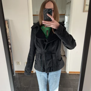 Snygg kappa🎀🎀 - Säljer min finfina kappa från Veromoda då jag inte använder den! Den är i stl M men passar mig som har xs/S Andvänd ett fåtal ggr och är i fint skick, säljer den för 220kr+frakt (pris kan diskuteras)