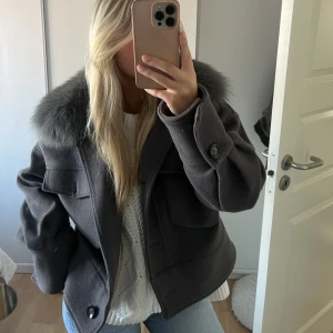 Meotine jacka - Jag säljer nu min Meotine jacka, jätte mysig och snygg jacka nu till vintern. Säljer pga att jag köpt en annan jacka💕Köpt på Meotines hemsida, Nypris 3000kr. Tyvärr har en knapp låstnat men går lätt att fixa☺️