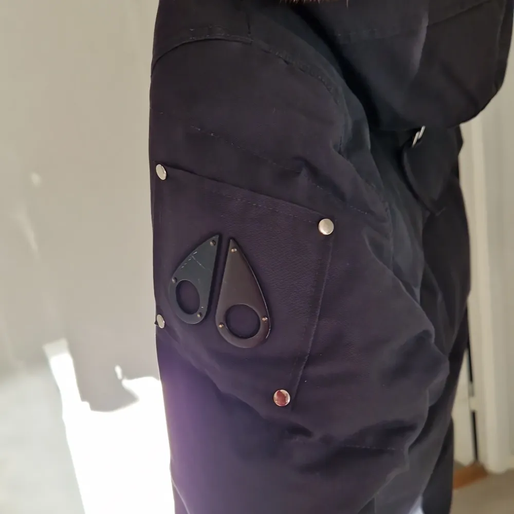 Marin blå moose knuckles jacka med storlek s/m. Oskadad päls på luvan, inga hål i fickorna, använd under bara en vinter så kvaliteten på jackan har inte försämrats på ett märkvärdig sätt. Öppen för offer, inte fast pris. . Takit.