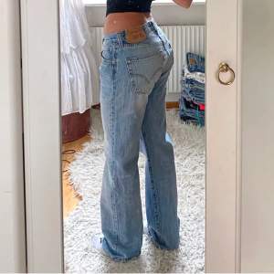 Jeans från Levis, modell 501 🤍storlek 34/32 men skulle säga passar en s bäst! avklippta längst ner, buda endast om ni är säkra på att ni vill köpa