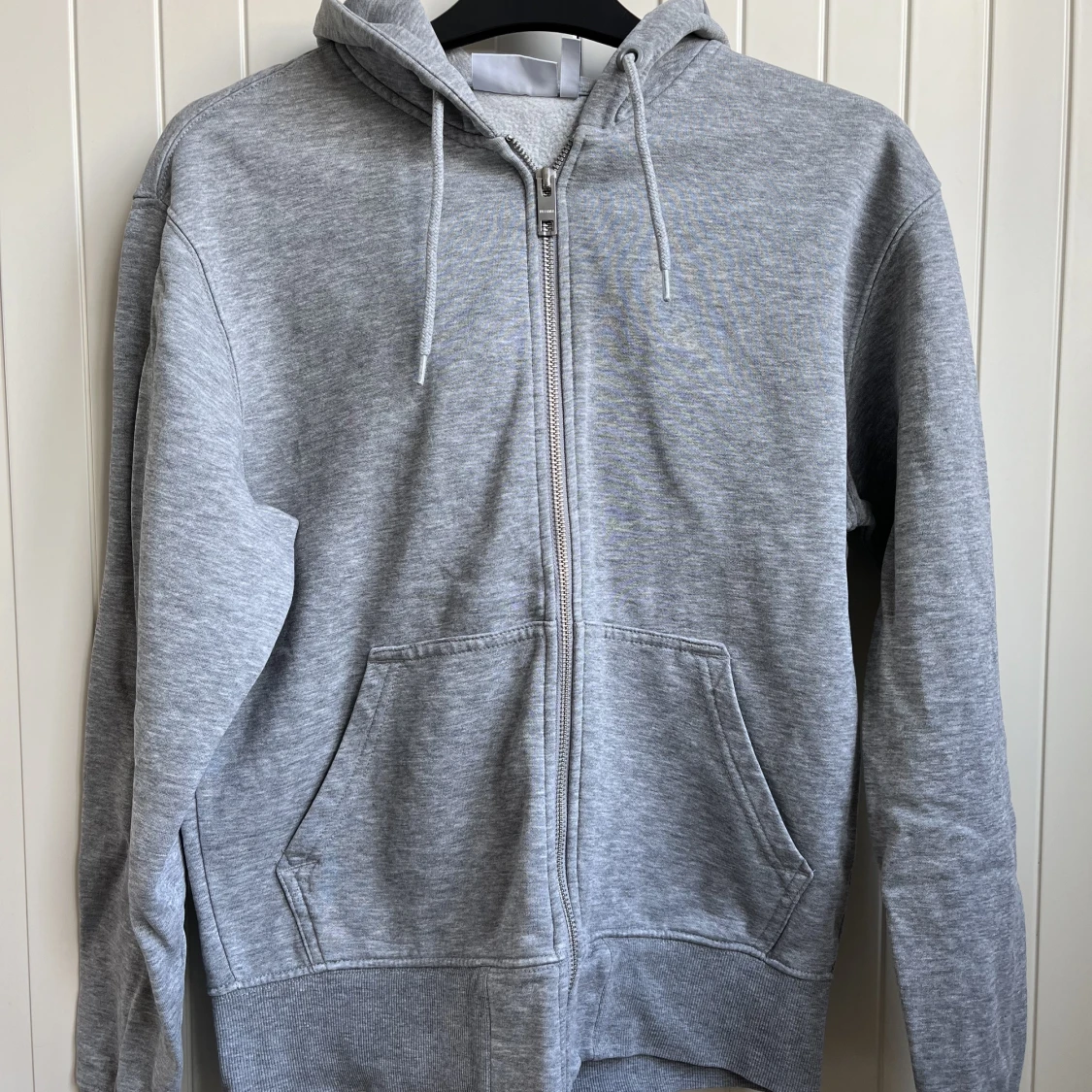 Grå zip hoodie