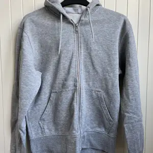 Säljer en grå zip hoodie från Weekday! Väldigt bra skick och kvalitet🌟