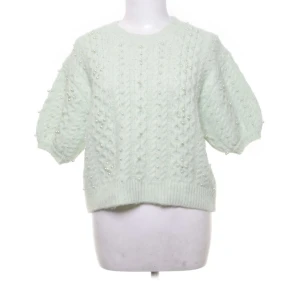 Trekvartsärmad tröja - 10/10 skick. Hör av er om fler frågor/bilder 💕 Pris kan diskuteras 