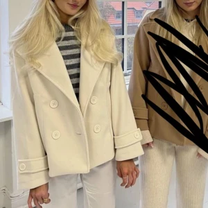 Design by si kappa - Säljer min fina design by si kappa i färgen vit/beige. Den är i jättefint skick men säljer då jag har för många liknande kappor. Har använt fåtal gånger. Hör gärna av er vid frågor eller funderingar🩷