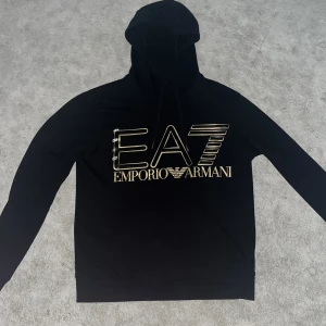 Armani hoodie  - Hej säljer min Armani guld hoodie då jag inte passar i den längre den e i väldigt bra skick o inte använd så länge. Den e i storlek S men de passar i XS. Priset kan diskuteras kan även mötas 