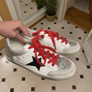 Sneakers  - Vita unika sneakers som liknar ”Golden goose”. Använda 2 gånger💕