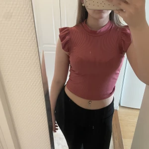 så snygg topp  - säljer denna jättefina zara-liknande topp i en så fin höstig färg! kommer tyvärr inte till användning längre men passar till så mycket! i nyskick! skriv för mer frågor/ bilder 💓💓