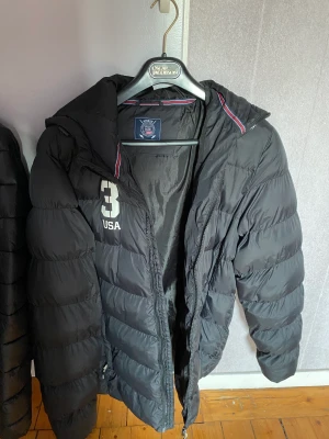 Polo club jacka - Säljer min polo club vinterjacka för att vill köpa en ny jacka, bra sick. Nypris typ 600. Pris kan diskuteras 