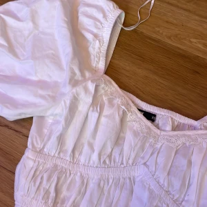 Topp - En jätte fin topp med puffärmar som går precis till naveln köpt på bikbok för ca 400-500 (kom privat för mer bilder och frågor)💕