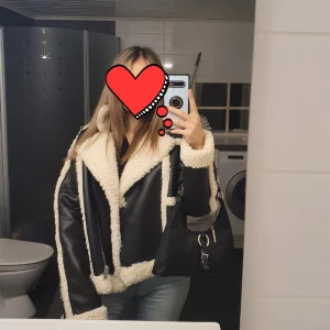 Snygg jacka  - Hej! Säljer denna as snygga oversized skinnjackan från ginatricot. Använd 2 gånger så i jätte bra skick. 🌷🌷🌷