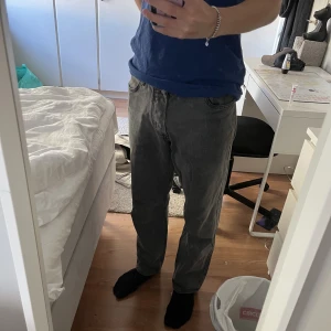 Sweet Skateboarding Company Jeans - Säljer mina snygga gråa jeans i perfekt skick! De är endast använda några gånger förra året men inte på ett bra tag. Hör av er vid frågor eller fler bilder:)
