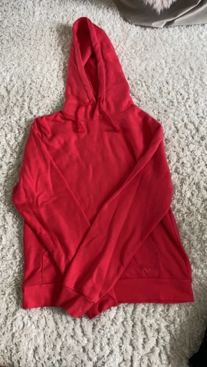 Rosa/Röd Soc hoodie Ifrån Stadium - Aldrig använd helt ny (endast provad). Och köpt i stadium.