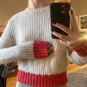 Stickad tröja - Jätteskön stickad tröja från Zara med röda muddar❤️