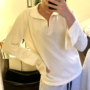 Djerf Avenue getaway shirt - Helt ny oanvänd stickad tröja från Djerf Avenue. Fantastiskt skön, med superchic cut vid vristerna. Kan skickas i originalförpackning! Storlek S. Köpt för 999 men du får en splitterny för 490! 100% bomull 