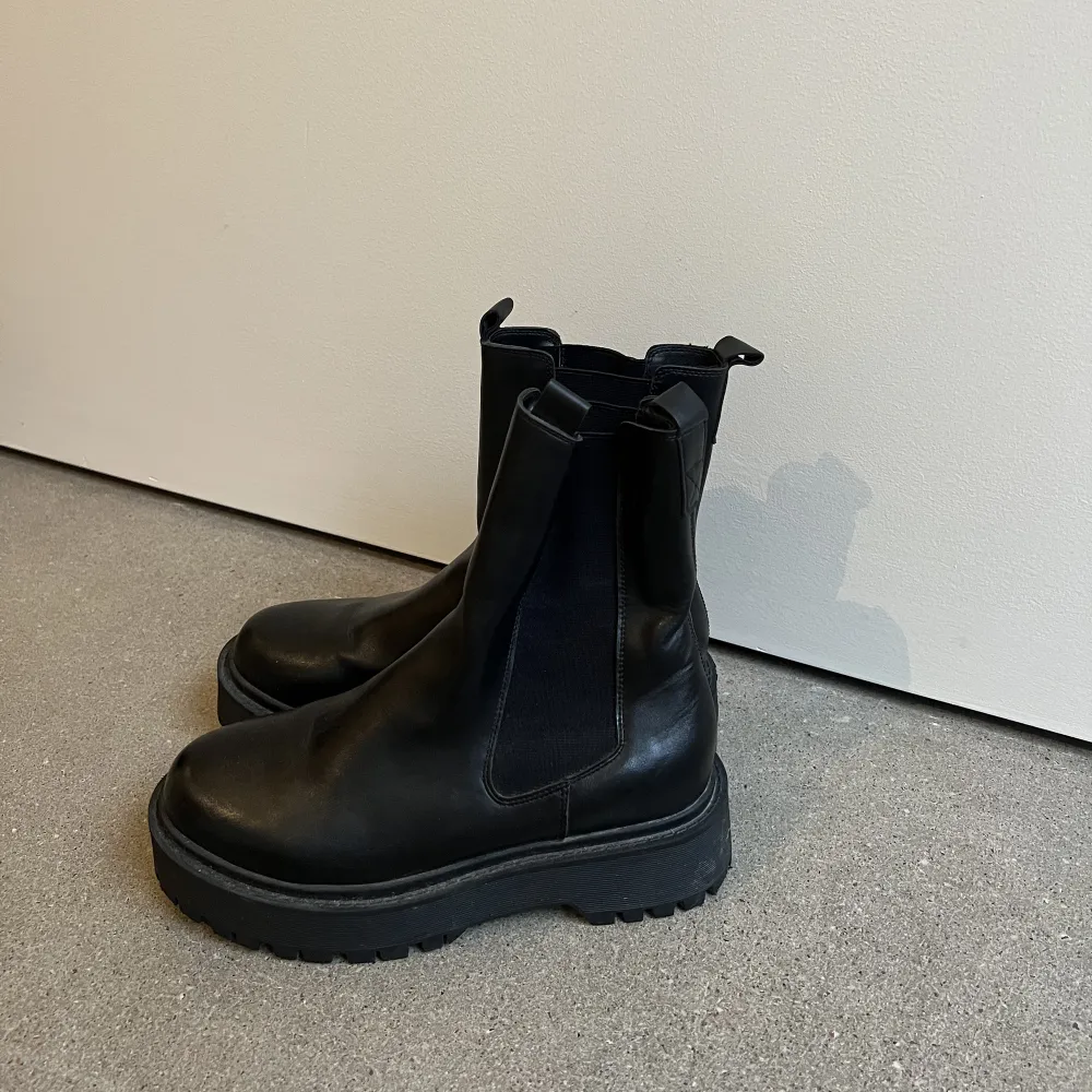 Svarta låga boots med lite platå, storlek 37.  Säljer pga för små, knappt använda! Köparen står för frakt . Skor.