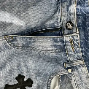 1:1 chrome hearts jeans storlek 32 pris kan diskuteras och accepterar bra trades🦹🏿‍♀️