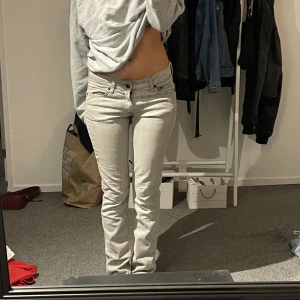 Jeans - Ett par gråa lågmidjade jeans som jag har älskat! Tyvärr inte kommer till användning längre och letar efter ny ägare💞