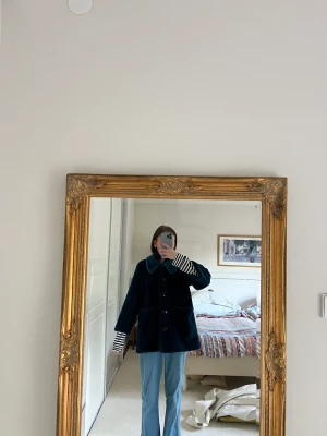 Faux fur jacket - Blå faux fur från BikBok collab med Elsa Hosk! Lite kortare i ärmarna och fodrad på insidan 🪩❤️